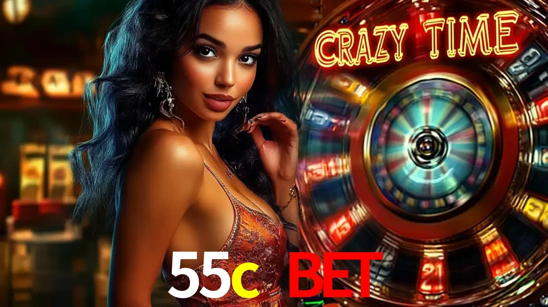 Mulher elegante ao lado da vibrante roda da fortuna do jogo de cassino ao vivo Crazy Time, um dos game shows mais populares e cheios de prêmios do 55c bet.